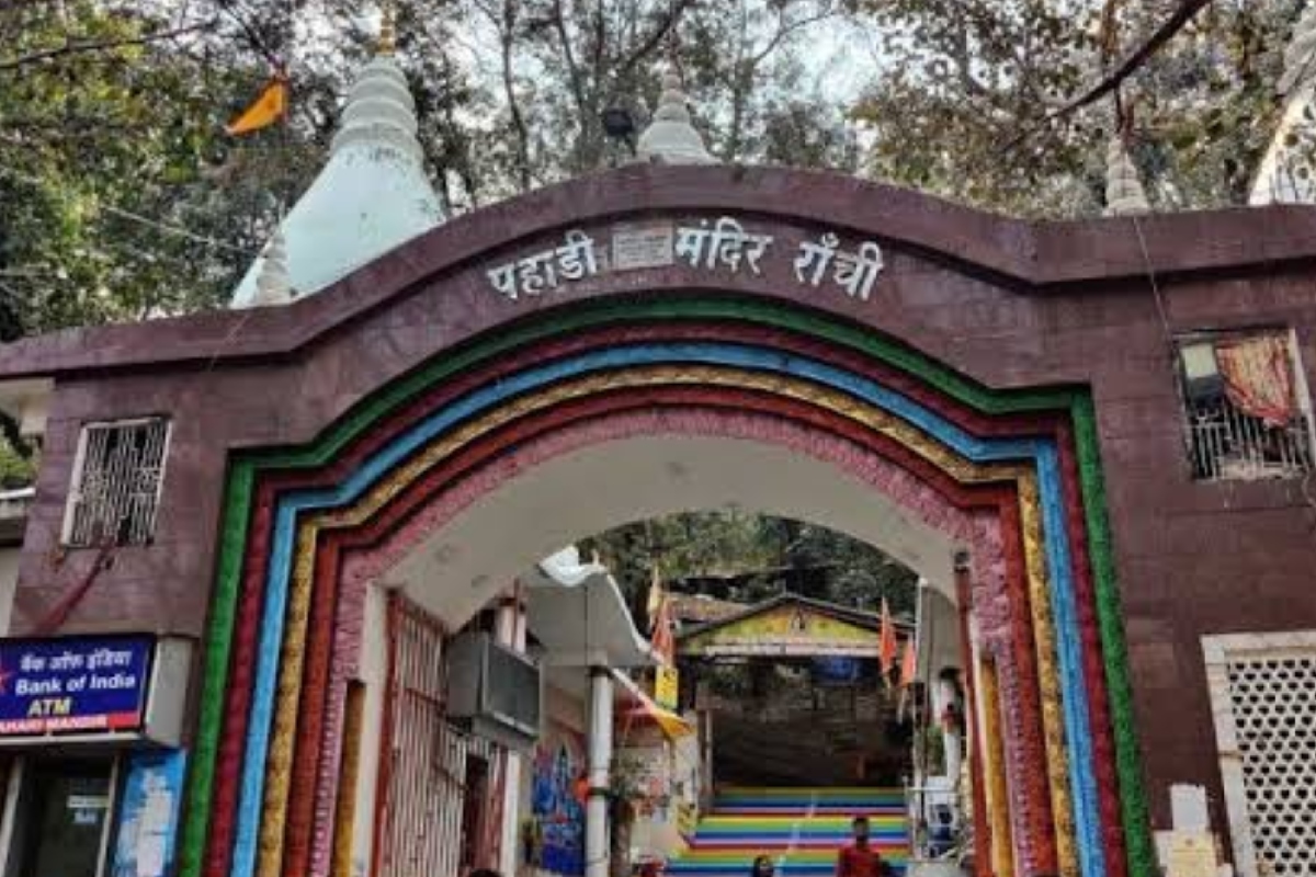 पहाड़ी मंदिर के बाबा भोलेनाथ के दरबार में विदेशी मेहमानों ने लगाई हाजिरी
