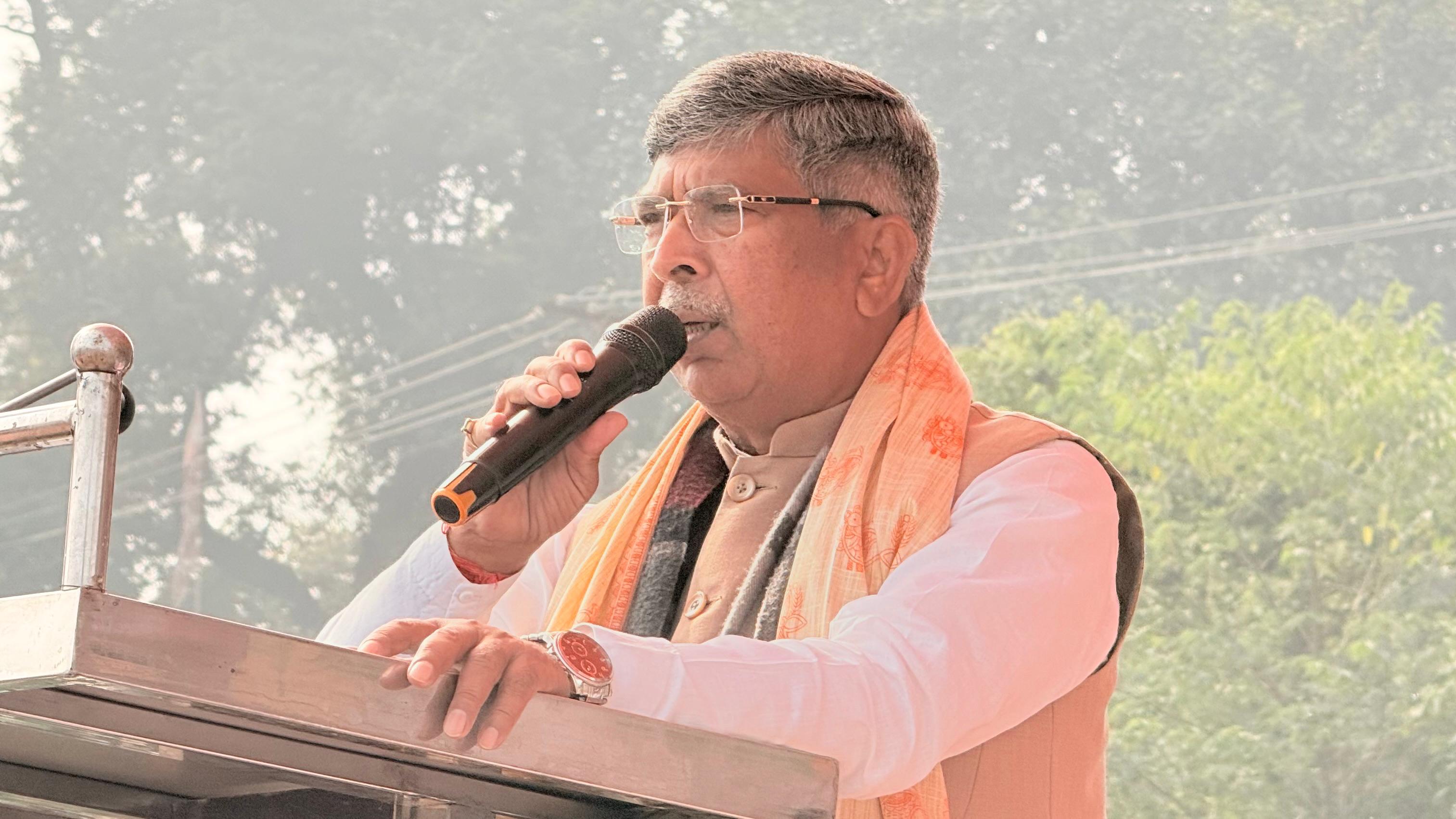 चुनाव से पहले लाइसेंसी हथियार जमा कराने की मांग, आदित्य साहू ने सरकार पर साधा निशाना