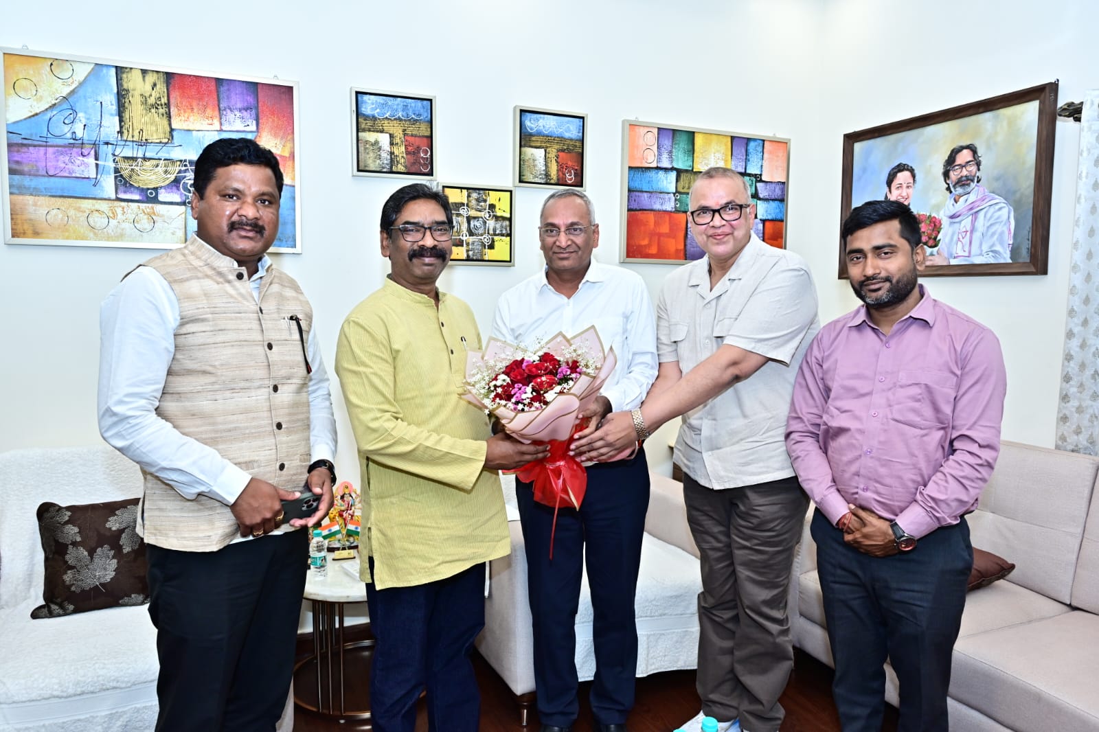 सीएम हेमंत सोरेन से मिले वैज्ञानिक सुब्रमण्यम, स्वदेशी कैंसर मशीन पर चर्चा