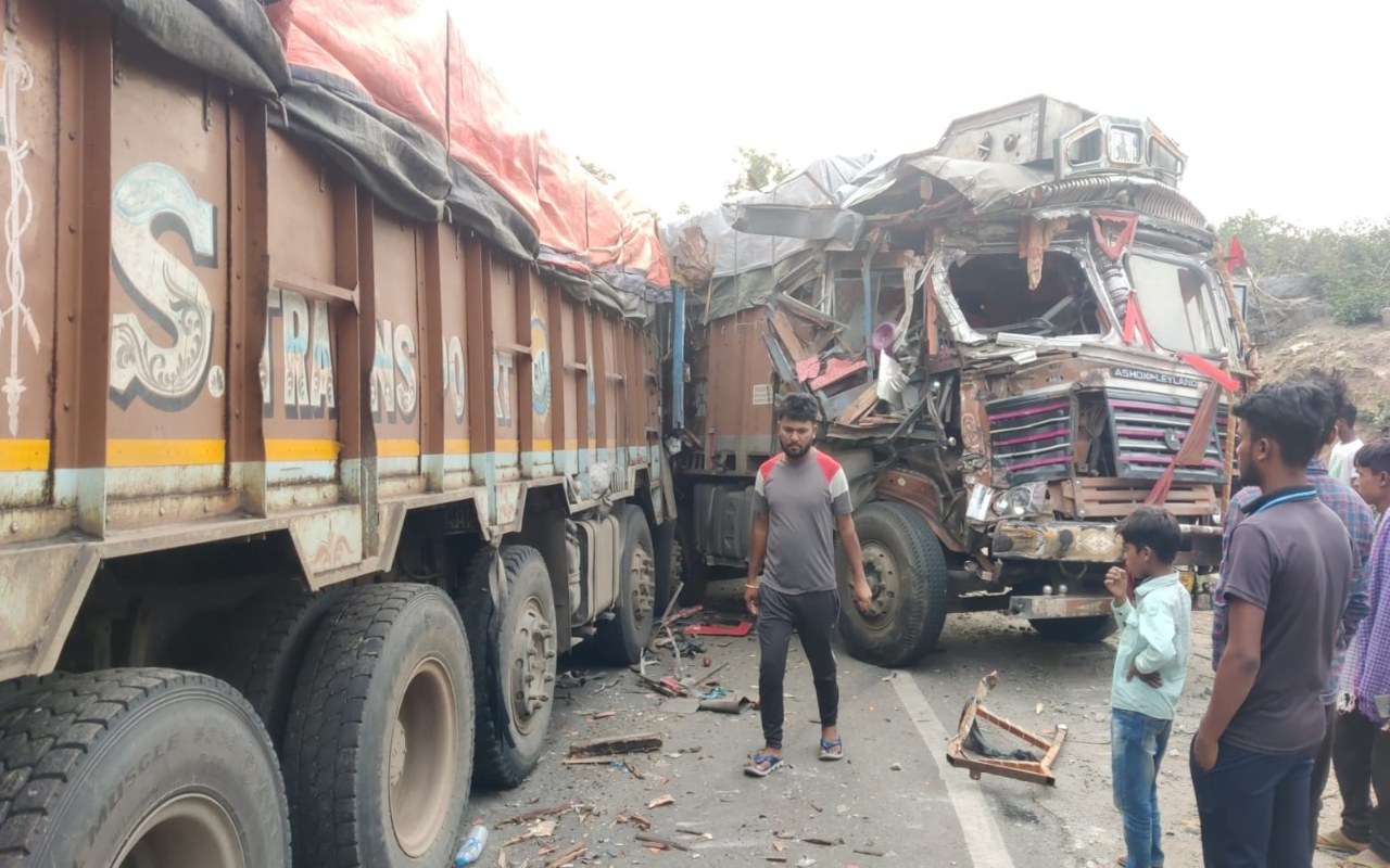 रामगढ़ की चुटूपालू घाटी में ब्रेक फेल कंटेनर ने ट्रेलर को मारी टक्कर, चालक की जलकर मौत