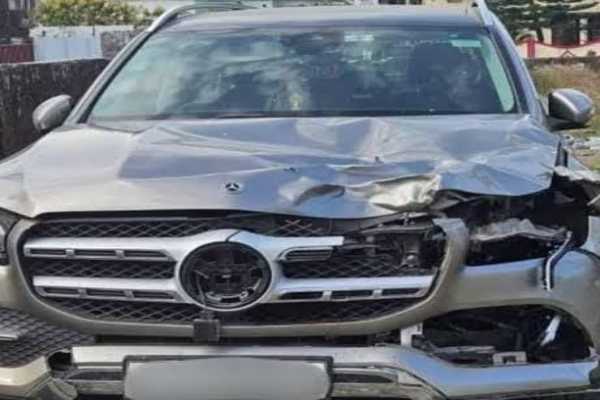 रांची के डोरंडा में लग्जरी कार का कहर: युवक को बोनेट पर घसीटा, घर ले जाकर की पिटाई