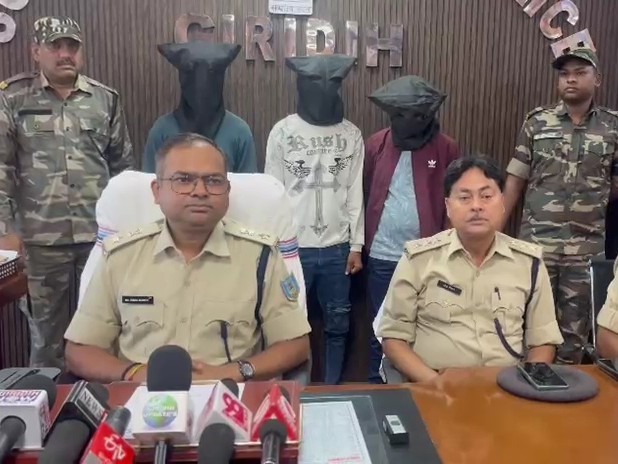 Giridih: गिरिडीह में साइबर ठगों पर शिकंजा: तीन आरोपी धराए, उपकरण जब्त