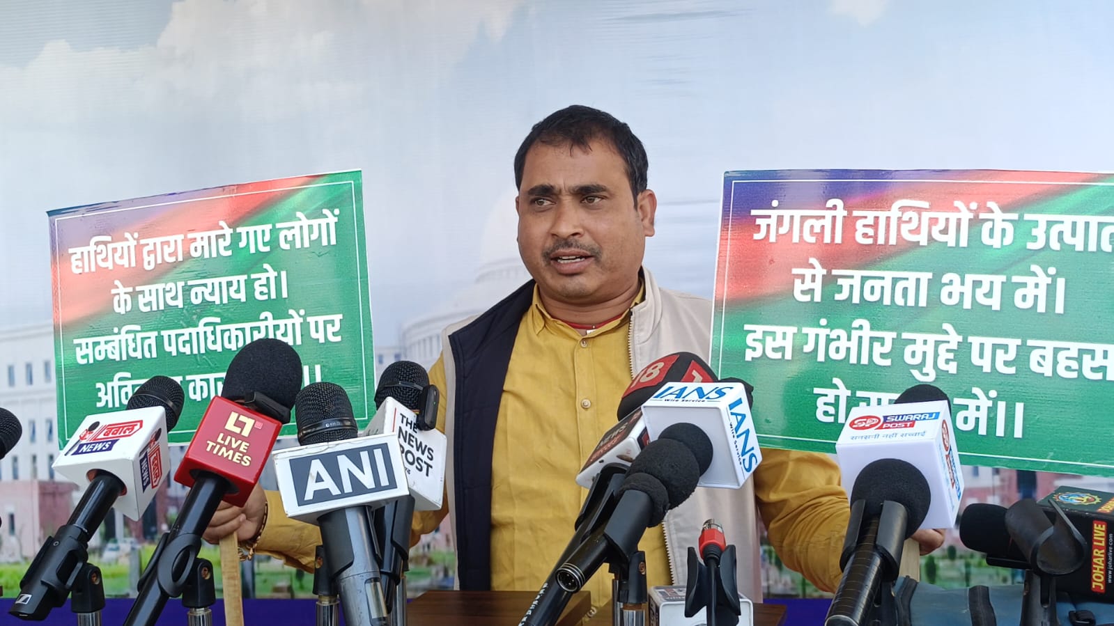 हाथी हमले पर 20 लाख मुआवजे की मांग, निर्मल महतो का धरना