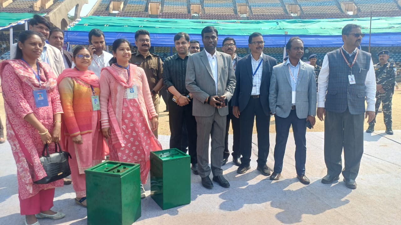 रांची में मतदान कर्मी रवाना, 23 फरवरी को मेयर और 53 वार्डों में मतदान