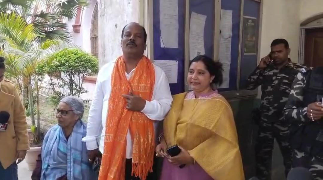 हजारीबाग सदर विधायक प्रदीप प्रसाद ने किया मतदान, वोटर लिस्ट में गड़बड़ी का लगाया आरोप