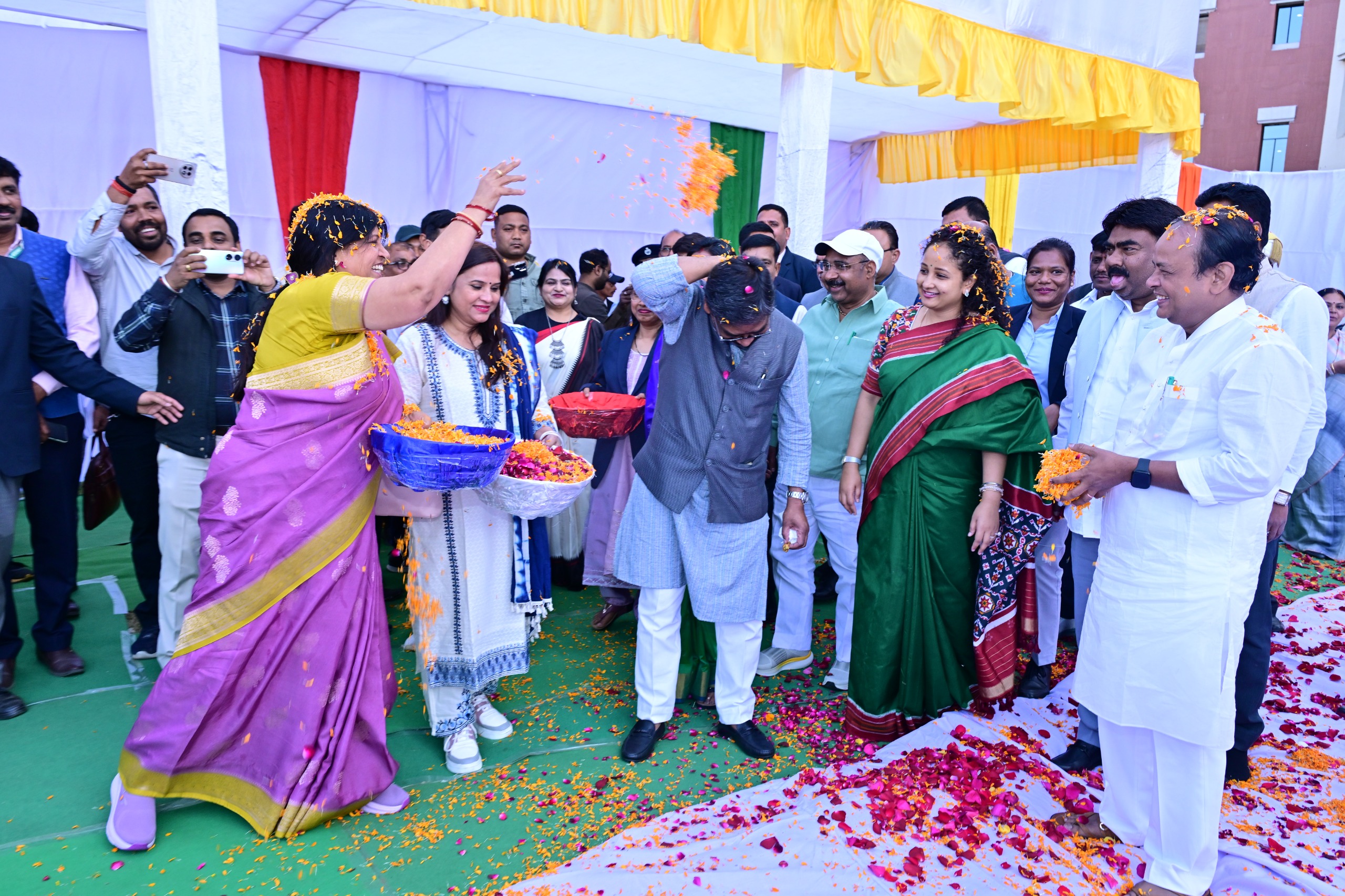 बजट सत्र के बीच रंगों की बौछार: झारखंड विधानसभा में सजा होली मिलन समारोह