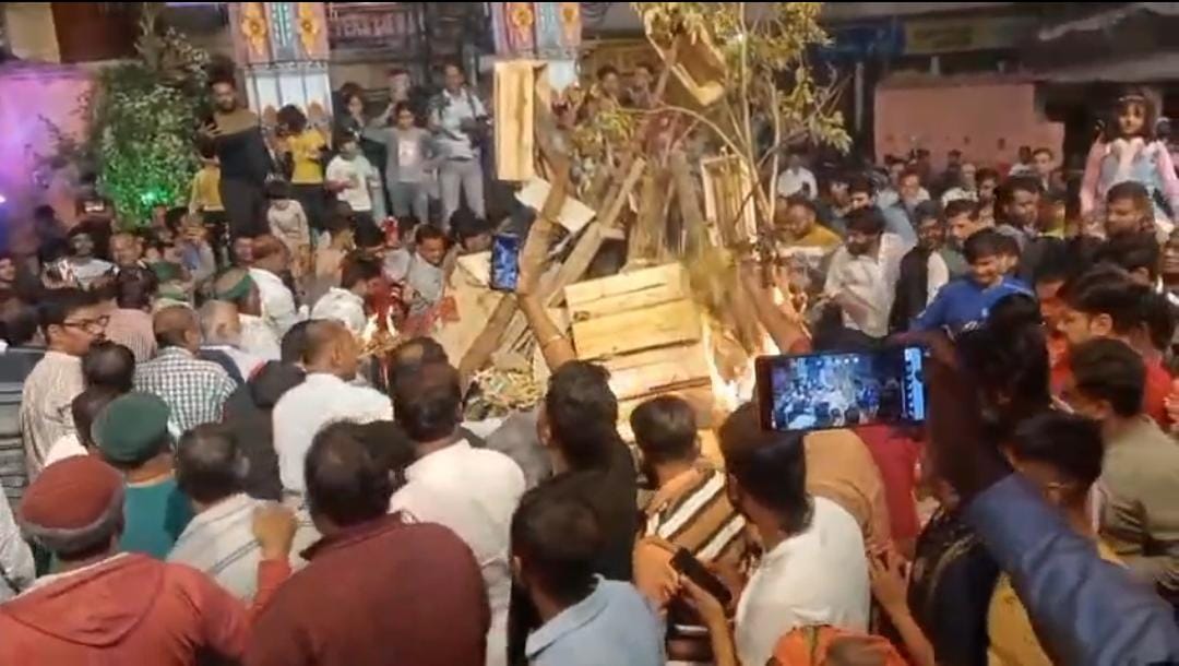 चुटिया नगरी की ऐतिहासिक होली, पारंपरिक रीति से हुआ होलिका दहन