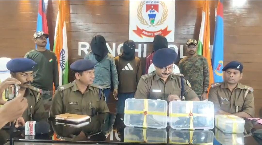 मैक्लुस्कीगंज दुकानदार हत्या कांड का खुलासा, तीन अपराधी गिरफ्तार; दो पिस्तौल और 16 कारतूस बरामद