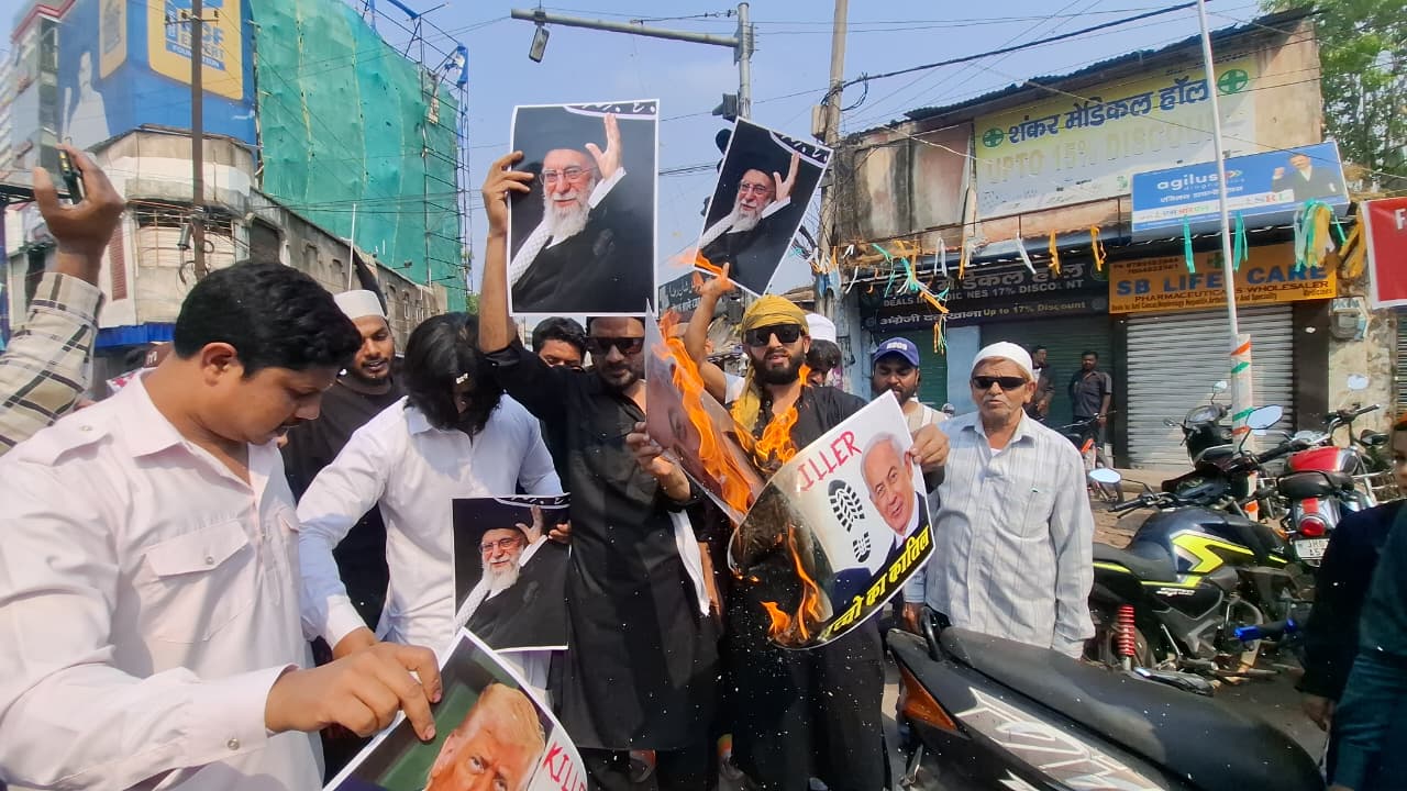 रांची में जुम्मे की नमाज़ के बाद विरोध प्रदर्शन, नेतन्याहू और ट्रंप के पोस्टर जलाए