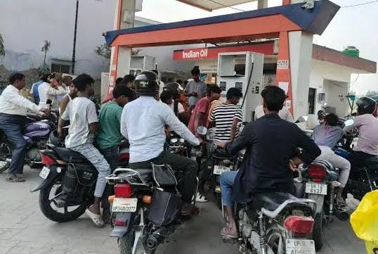 पेट्रोल-डीजल की कमी की अफवाह, कंपनियों ने कहा– घबराने की जरूरत नहीं