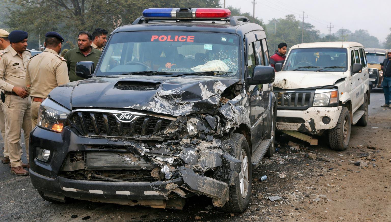 रामगढ़ में मंत्री योगेंद्र प्रसाद के काफिले की एस्कॉर्ट गाड़ी को बोलेरो ने मारी टक्कर