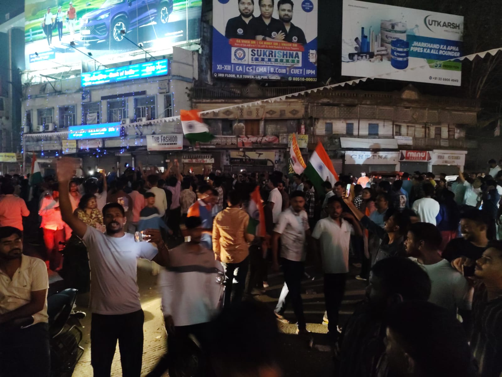भारत की जीत पर रांची में जश्न: अल्बर्ट एक्का चौक पर आतिशबाजी, सड़कों पर उमड़े लोग