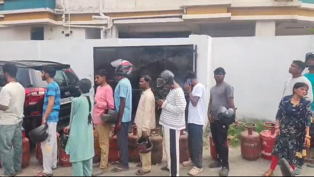 गैस के लिए मची मारामारी: रांची में बंद हुई होम डिलीवरी, एजेंसी पर उमड़ी भीड़
