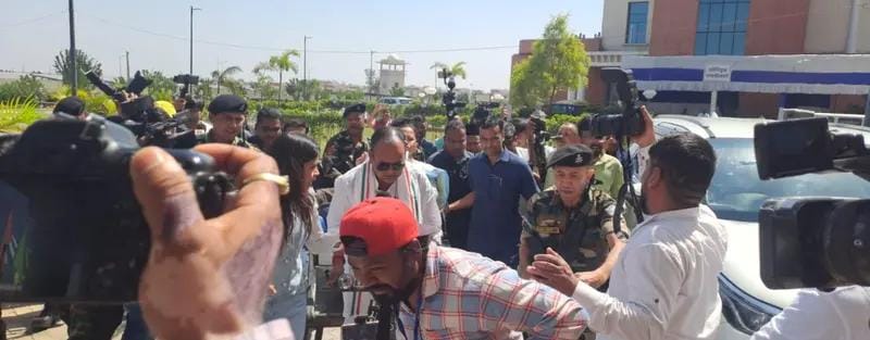 केंद्र के खिलाफ अनोखा प्रदर्शन: रिक्शा चलाकर विधानसभा पहुंचे मंत्री इरफान अंसारी