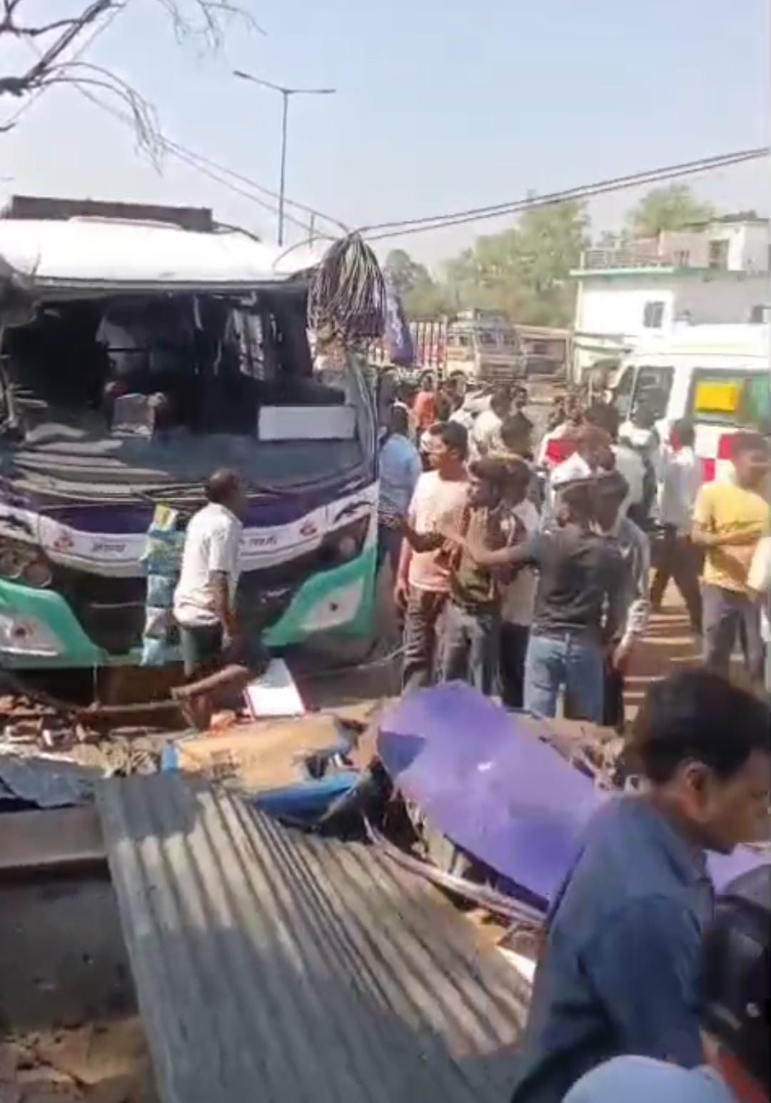 हजारीबाग के चरही में भीषण सड़क हादसा: ट्रक ने टेम्पो और बस को मारी टक्कर, एक की मौत, पांच घायल