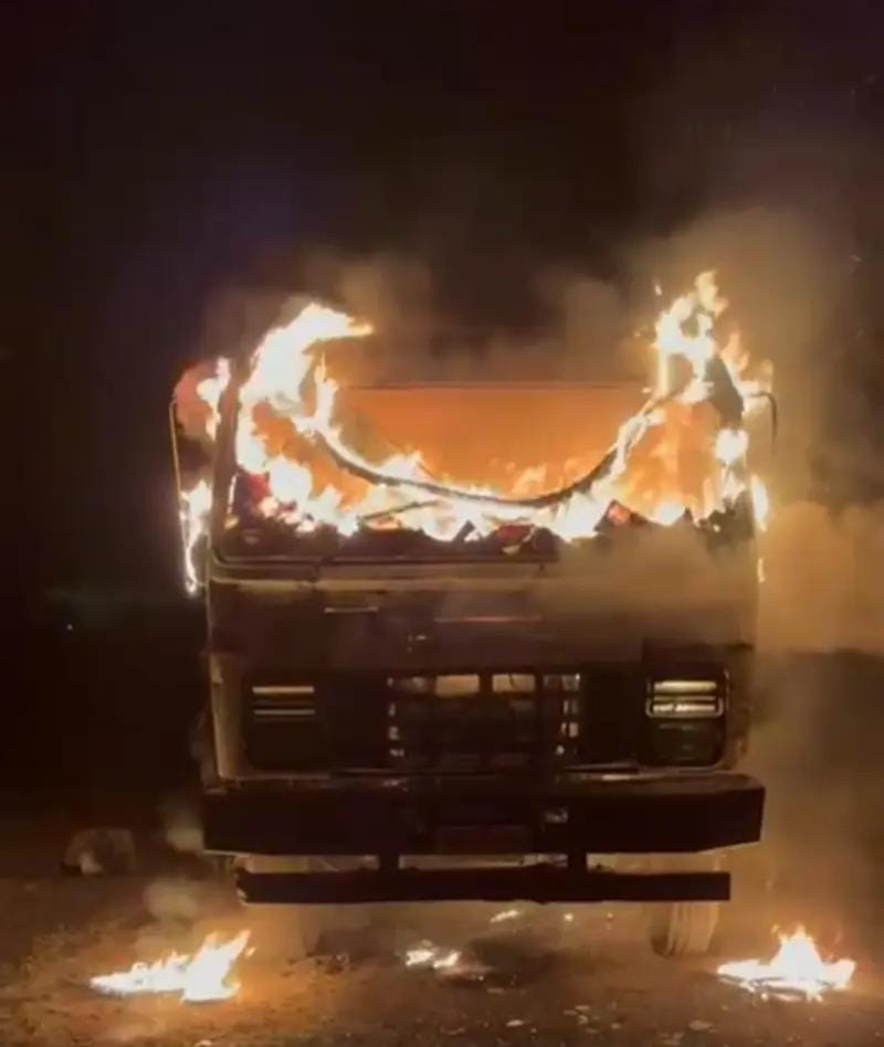 हजारीबाग के बड़कागांव में अपराधियों का तांडव, हथियार के बल पर स्टोन लोड हाईवा फूंका