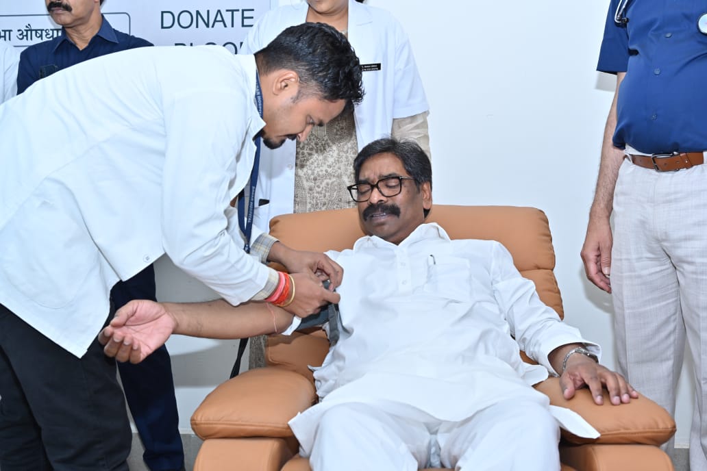 स्वैच्छिक रक्तदान शिविर का आयोजन, CM हेमन्त ने स्वयं रक्तदान कर किया शुभारंभ