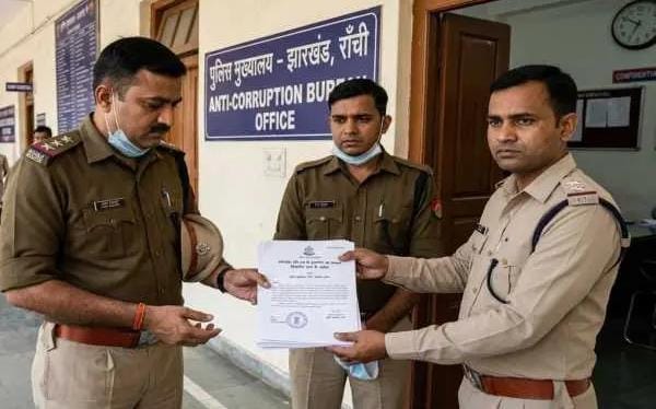 देवघर में भ्रष्टाचार का आरोप: थाना प्रभारी सहित दो पुलिस अधिकारियों पर विभागीय जांच के आदेश