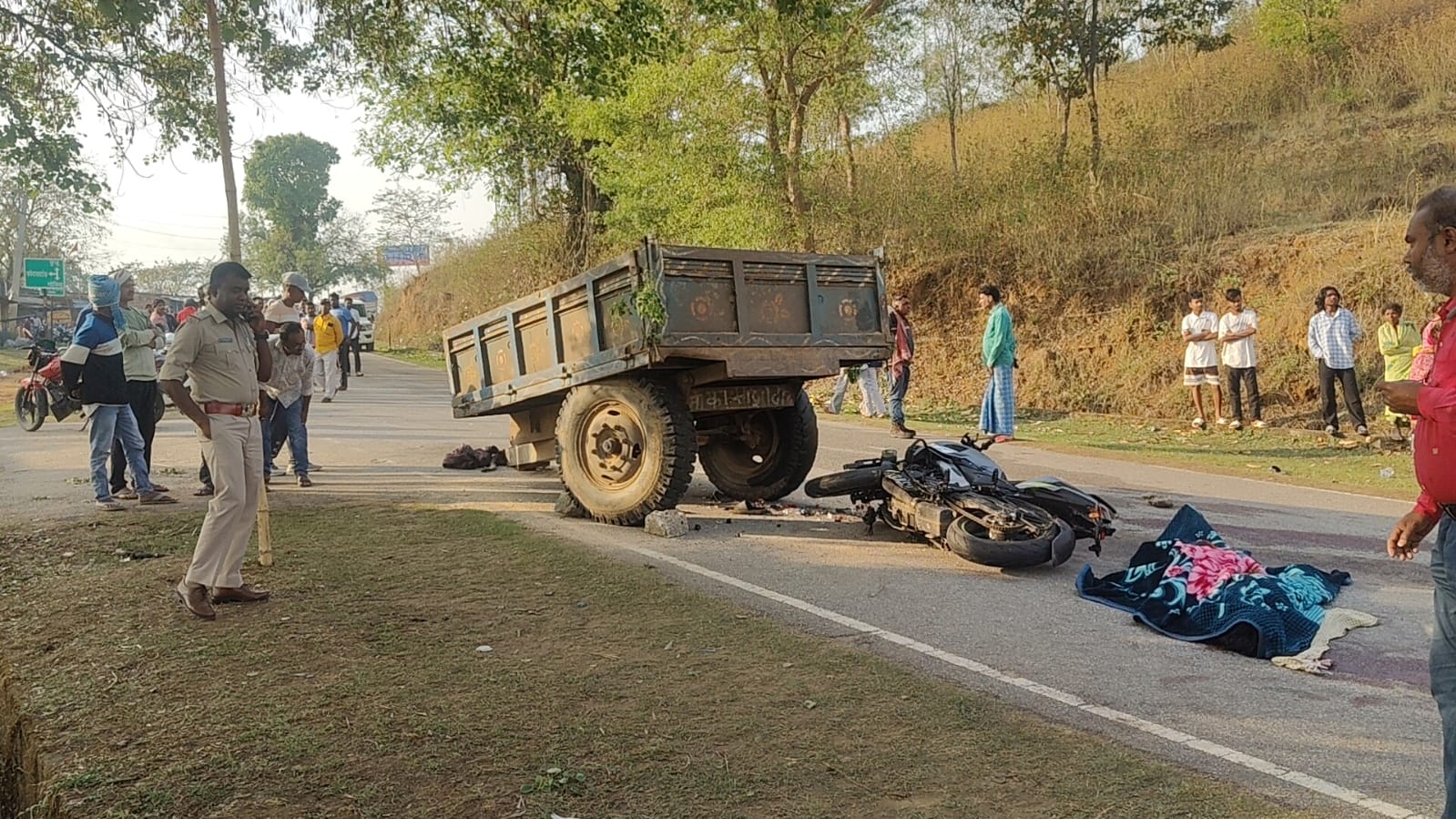 Bokaro: बालू लदे ट्रैक्टर का कहर: एक ही वाहन से दो हादसे, तीन की दर्दनाक मौत, सड़क जाम