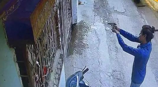 आदित्यपुर में भाजपा नेता के घर पर फायरिंग: सुबह-सुबह गोलियों से दहशत, आरोपी फरार
