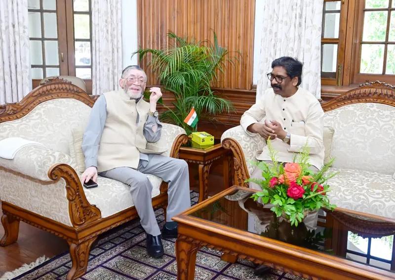 राजभवन में अहम मुलाकात: CM हेमंत सोरेन ने राज्यपाल से की भेंट, विकास मुद्दों पर मंथन