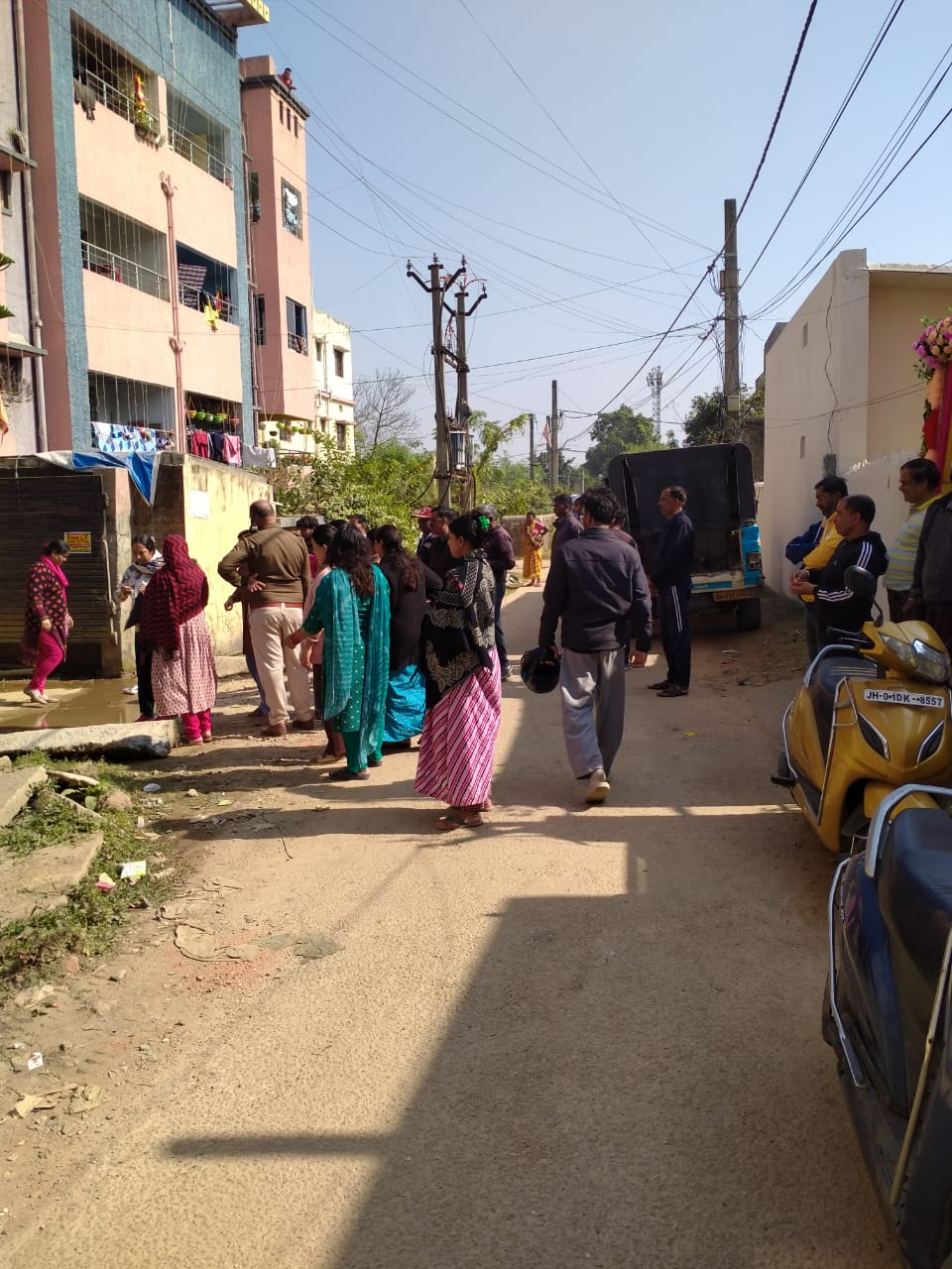 गीता कॉलनी की महिलाओं ने नाले का गंदा पानी सड़क पर बहाये जाने का किया विरोध