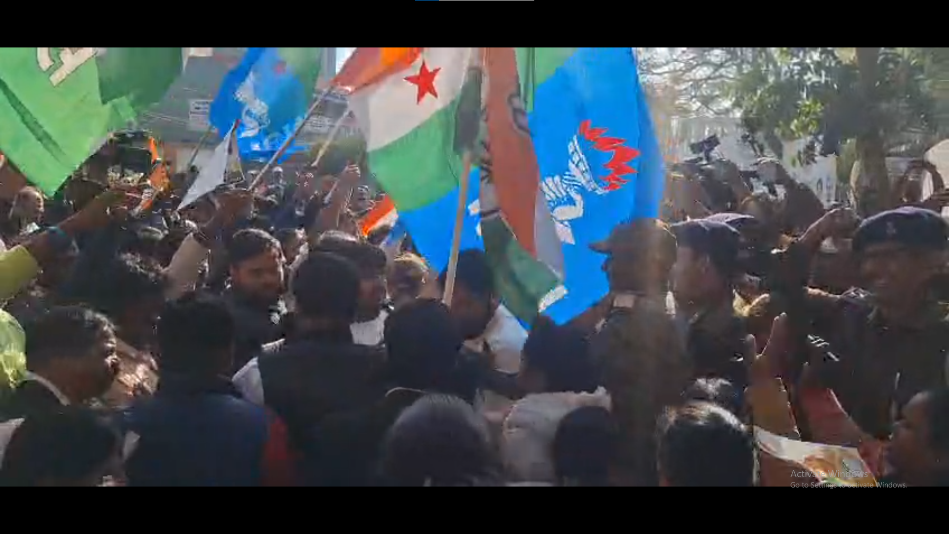 कांग्रेस के सैंकड़ों कार्यकर्ताओं ने किया भाजपा कार्यालय का घेराव