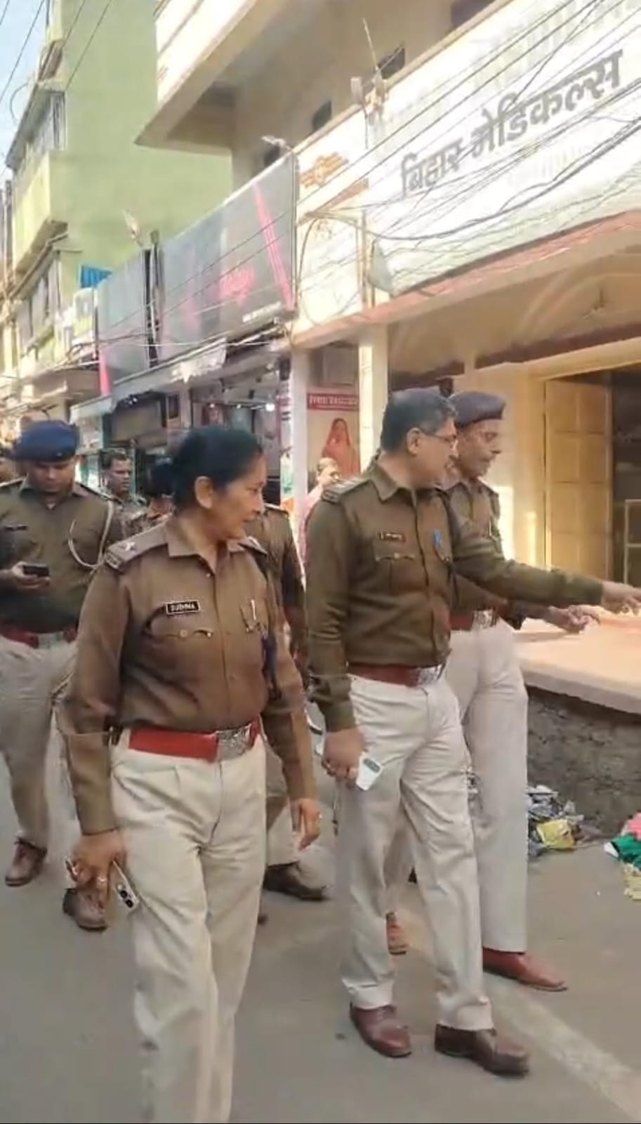 Bokaro: चास नगर निगम चुनाव: शांतिपूर्ण मतदान के लिए पुलिस का फ्लैग मार्च, मतदाताओं से सहयोग की अपील