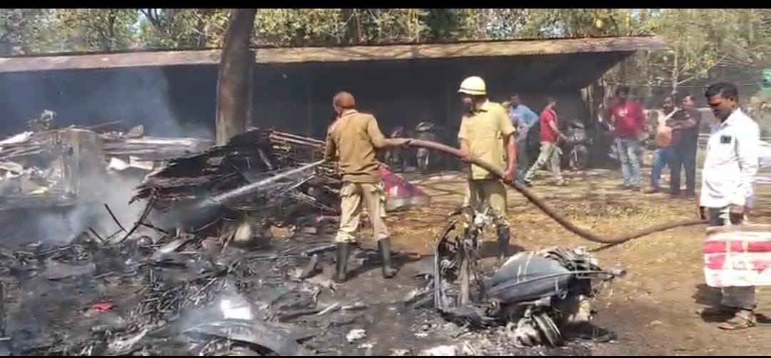 Bokaro: चास में सर्विस सेंटर के पास आग, हजारों का नुकसान