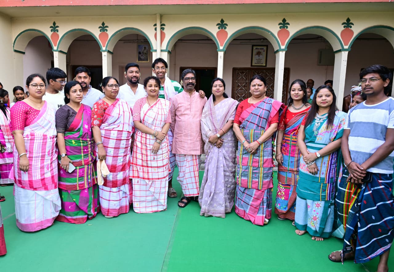 पैतृक गांव नेमरा पहुंचे CM हेमंत सोरेन, बाहा पूजा में हुए शामिल
