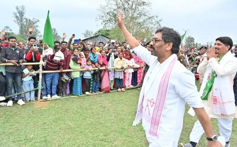 असम में हेमंत सोरेन का हुंकार: “कागजी नहीं, जमीनी विकास चाहिए”, सोनारी रैली में साधा निशाना