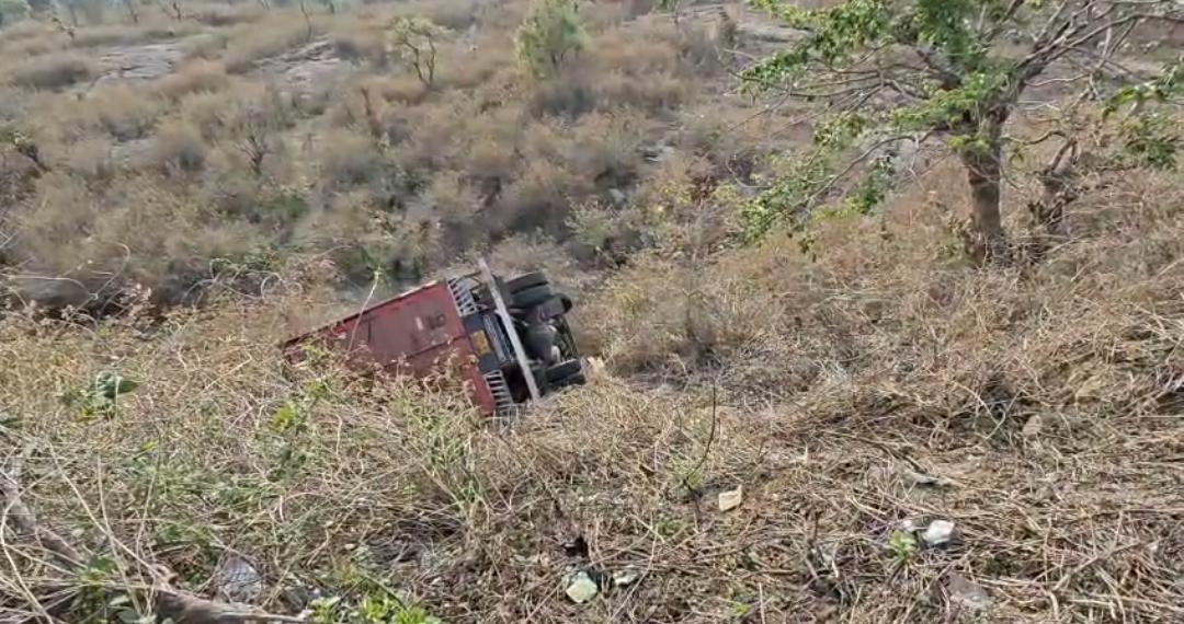 बुंडू में बड़ा सड़क हादसा टला: कंटेनर खाई में गिरा, सभी सुरक्षित