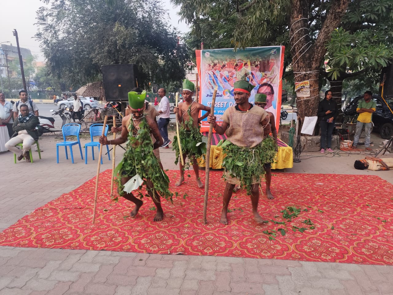 लातेहार में थ्रेसर मशीन में लगी आग, ट्रैक्टर-धान राखः 3 लाख रुपए के नुकसान का अनुमान