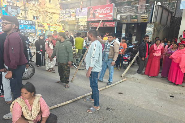 रातू रोड कब्रिस्तान के पास दखल-दिहानी पर बवाल, सड़क जाम कर लोगों ने किया जोरदार विरोध