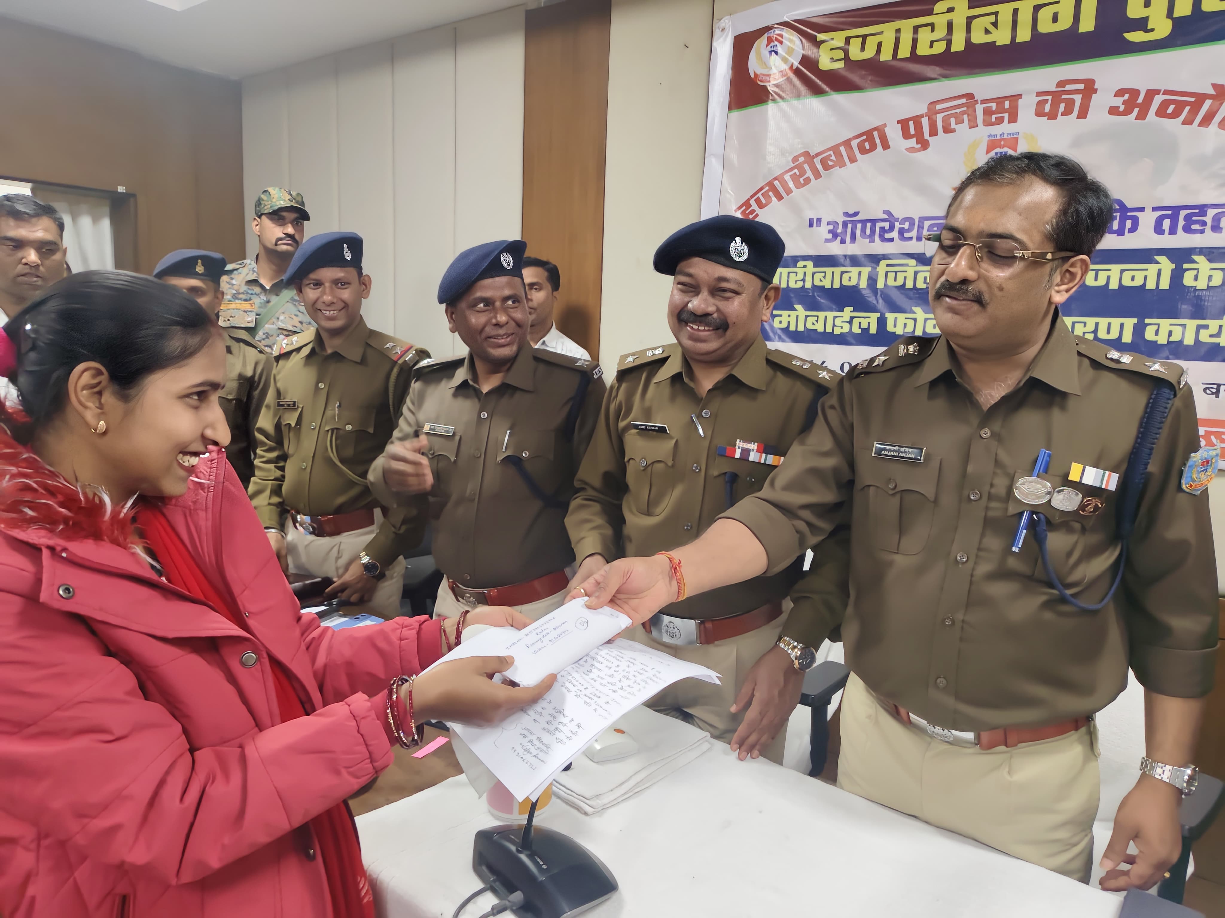 Hazaribag: ऑपरेशन मुस्कान: हजारीबाग पुलिस ने 135 मोबाइल लौटाए