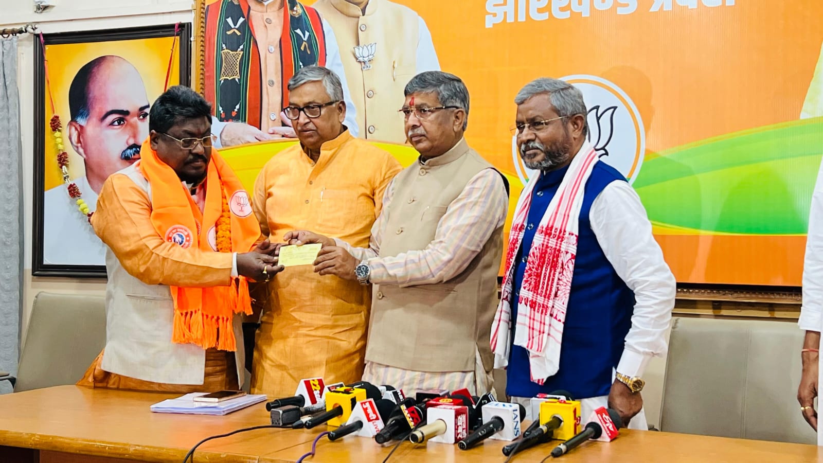 पूर्व मंत्री दुलाल भुइयां ने अपने समर्थकों के साथ हुए बीजेपी में शामिल