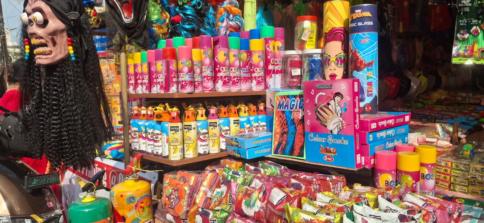 होली बाजार में रौनक: हर्बल रंगों और आकर्षक पिचकारियों की बढ़ी मांग