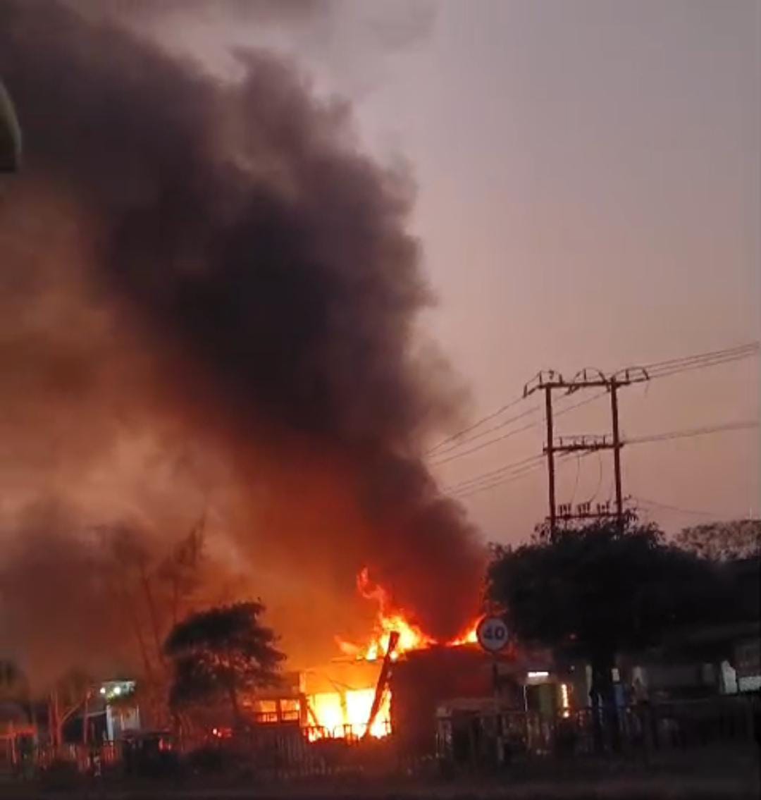 बोकारो के सिवनडीह में टेंट हाउस में भीषण आग, गैस सिलेंडर धमाकों से दहला इलाका