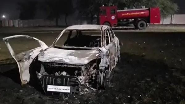 बोकारो में पुलिस टीम पर हमला: कार फूंकी, पहचान के लिए गया युवक रहस्यमय तरीके से लापता