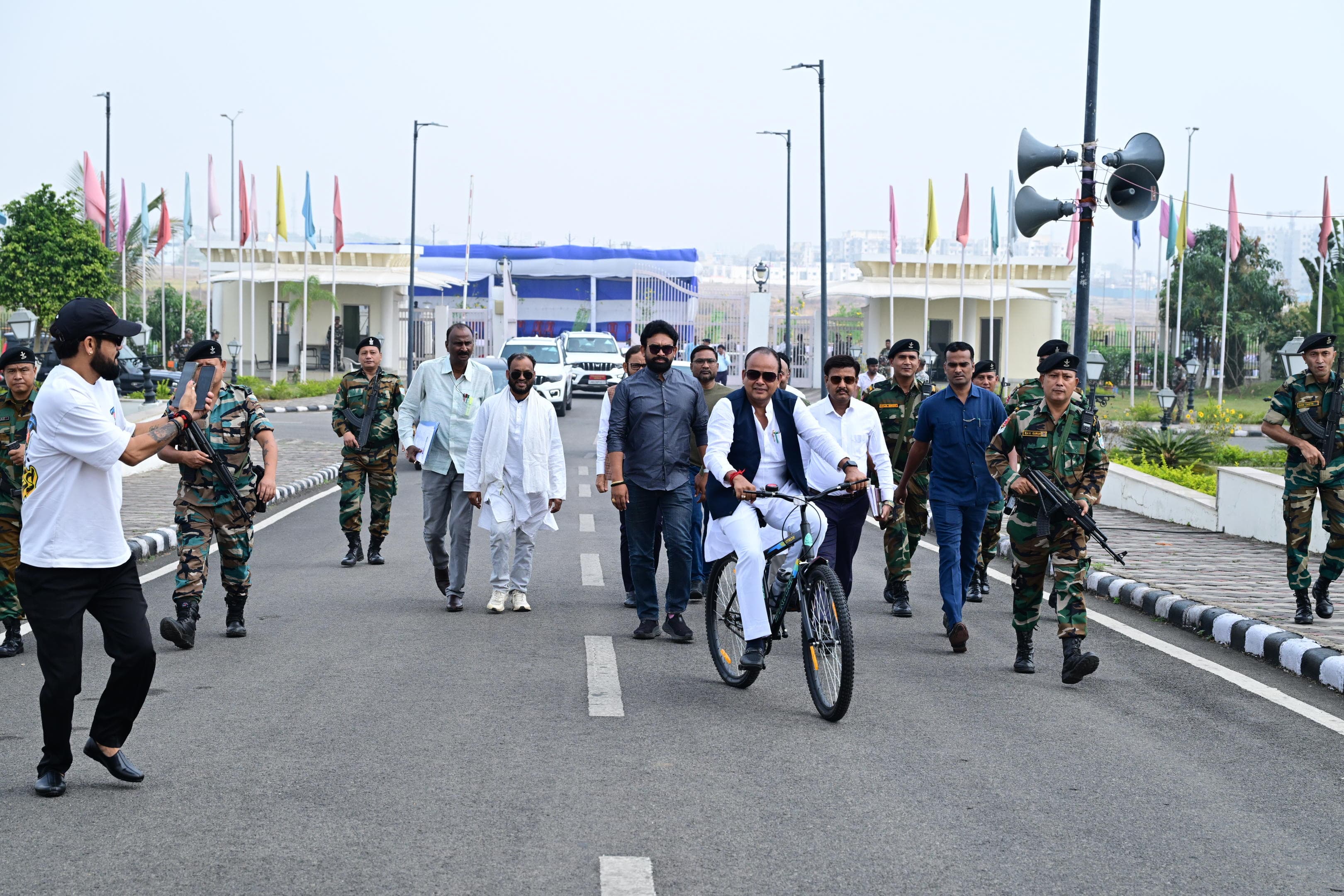 स्वस्थ जीवनशैली का संदेश: स्वास्थ्य मंत्री डॉ. इरफान अंसारी साइकिल चलाकर पहुंचे विधानसभा