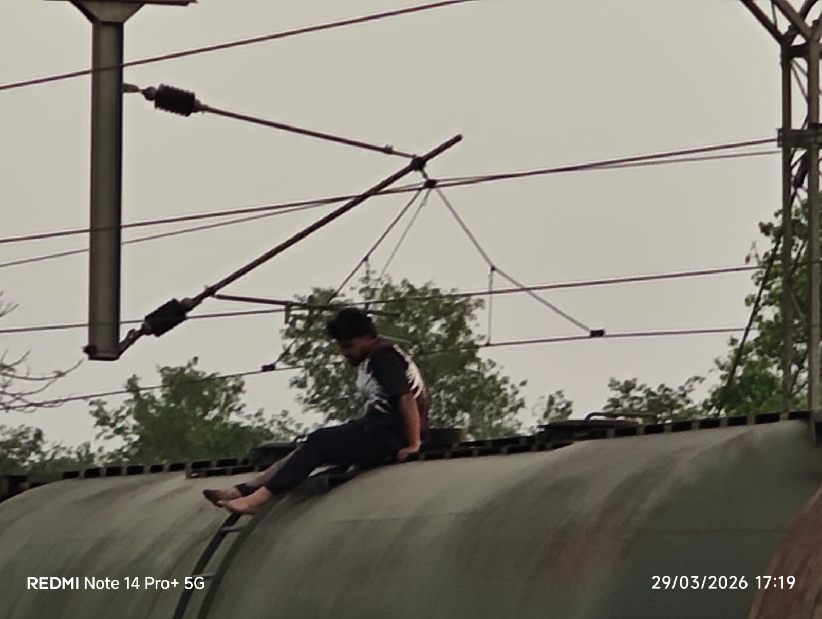 बोकारो रेलवे यार्ड में रील बनाना पड़ा भारी: करंट की चपेट में आकर एक छात्र की मौत, एक गंभीर