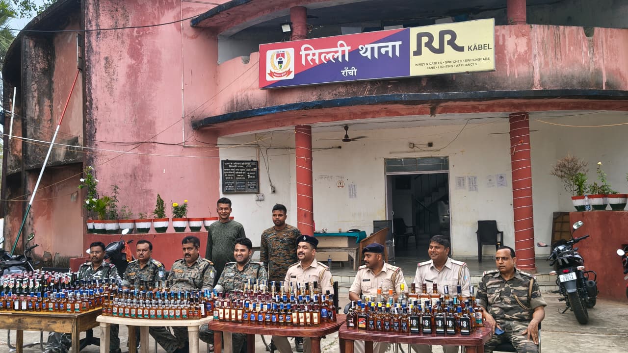 सिल्ली पुलिस की बड़ी कार्रवाई, मिठाई दुकानों से लाखों की अवैध अंग्रेजी शराब बरामद